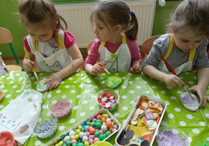Dziewczynki kreatywnie ozdabiają ciasteczka