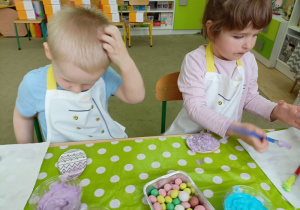 Dziewczynki kreatywnie ozdabiają ciasteczka