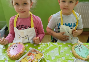 Tymuś i Oliwia ozdabiają wielkanocnego mazurka