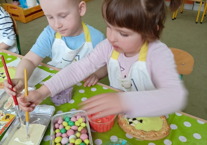 Adaś i Jagusia ozdabiają wielkanocnego mazurka