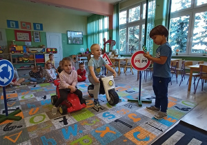 Dzieci w czasie zabawy zapoznają się ze znakami drogowymi
