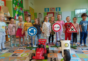 Dzieci w czasie zabawy zapoznają się ze znakami drogowymi