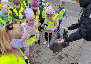 Dzieci wrzucają śmieci do worka