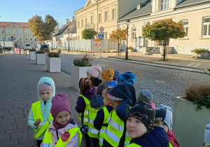 Dzieci podziwiają Ratusz w Kutnie