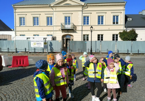 Dzieci podziwiają Ratusz w Kutnie