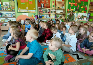 Dzieci uważnie słuchają cennych informacji