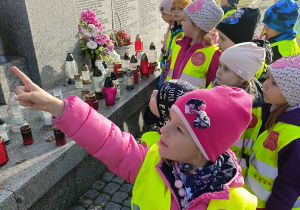 Dzieci oglądają pomnik poległych żołnierzy