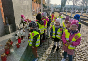 Dzieci oglądają pomnik poległych żołnierzy