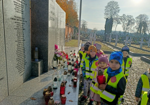 Dzieci z wychowawcą zapaliły i złożyły znicz na pomniku