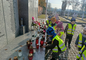 Dzieci z wychowawcą zapaliły i złożyły znicz na pomniku