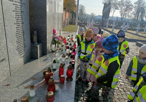 Dzieci z wychowawcą zapaliły i złożyły znicz na pomniku