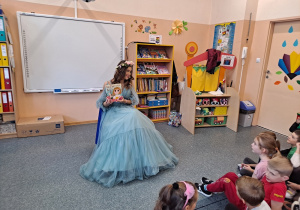 Królowa Róż czyta dzieciom bajkę o Kutnie