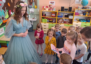 Dzieci dziękują Królowej Róż za odwiedziny