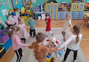 Dzieci uczestniczą w zabawie ruchowej Stary Niedźwiedź