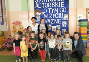 Dzieci z całego przedszkola uczestniczą w spotkaniu autorskim