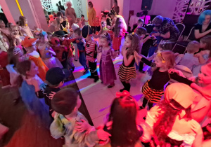 Dzieci tańczą do muzyki z repertuaru dzieciecego