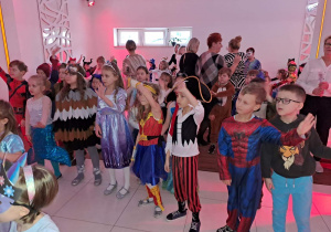 Dzieci uczestniczą w zabawie muzyczno -ruchowej