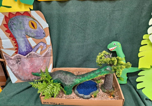 „Wędrówki z dinozaurami” - Wystawa prac plastycznych