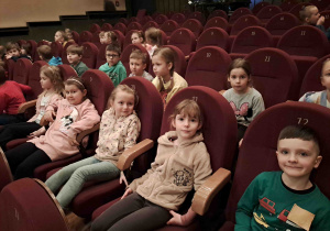 Dzieci z grupy Rumianki w teatrze
