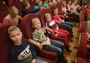 Dzieci z grupy Jagódki w teatrze