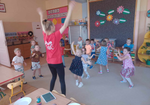 Dzieci ćwiczą z instruktorem tańca