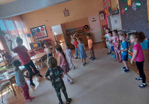 Dzieci ćwiczą z instruktorem tańca