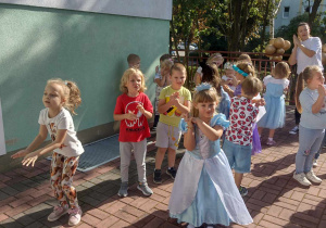 Dzieci tańczą na tarasie