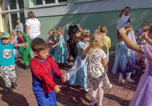 Dzieci tańczą na tarasie