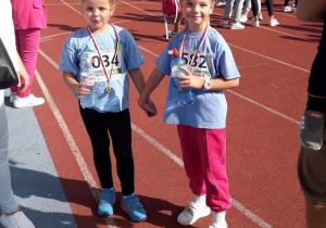 Zosia i Kalinka uczestnicy biegu przedszkolaka