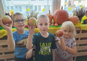 Dzieci podziwiają zgromadzone w kąciku dary jesieni