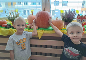 Dzieci podziwiają zgromadzone w kąciku dary jesieni