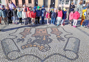 Dzieci oglądają herb miasta Łęczycy