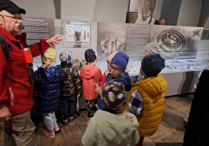 Dzieci zwiedzają Zamek Królewski w Łęczycy pod opieką przewodnika