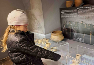 Polina ogląda eksponaty muzealne