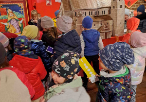 Dzieci zwiedzają Zamek Królewski w Łęczycy pod opieką przewodnika