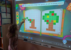 Dzieci kodują na tablicy interaktywnej