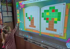 Dzieci kodują na tablicy interaktywnej