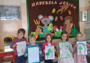 Dzieci prezentują portrety drzew
