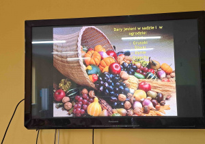 Dzieci oglądają i nazywają owoce i warzywa widoczne na prezentacji
