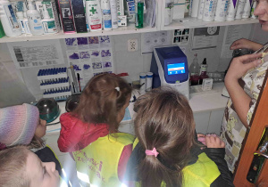 Dzieci oglądają sprzęt i akcesoria zgromadzone w klinice weterynaryjnej