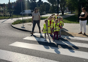 Dzieci wchodzą na przejście dla pieszych