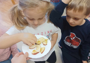 Dzieci próbują suszonych owoców