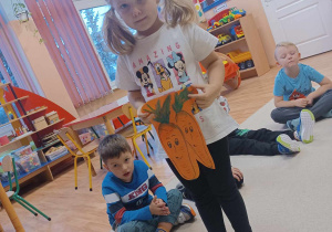 Dziewczynka trzyma sylwetę marchewek