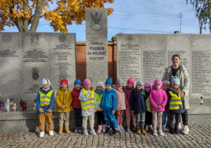 Dzieci pod pomnikiem poległych