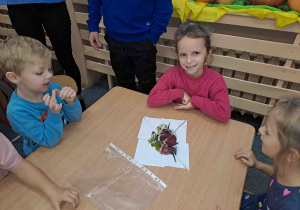 Dzieci układają obrazki owoców i warzyw z małych elementów