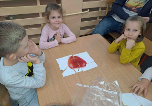 Dzieci układają obrazki owoców i warzyw z małych elementów