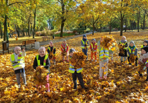 Dzieci podczas zabawy kolorowymi liśćmi