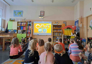 Dzieci oglądają prezentację dotyczącą gatunków dyni