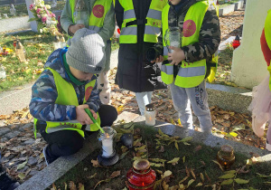 Dzieci zapalają znicze w hołdzie poległym w obronie Ojczyzny