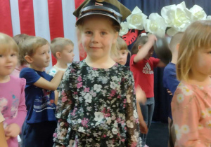 Dziewczynka w żołnierskiej czapce